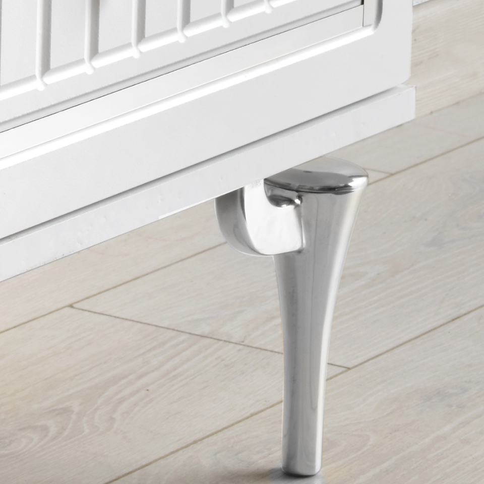 fonksiyonel kabinetli TV sehpası 150 cm beyaz-gümüş metal ayak detaylı mobilya