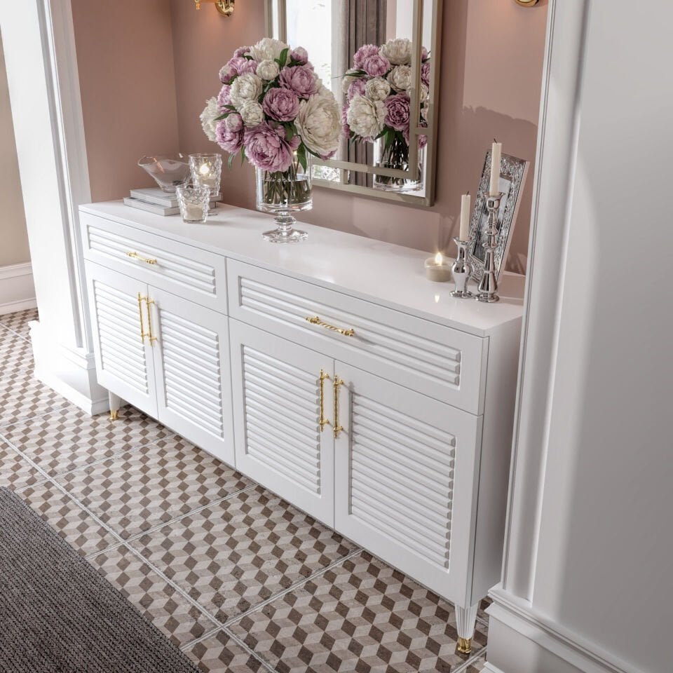 Modern beyaz gold konsol — panjurlu yüzey ve MDF membran kapak detaylı